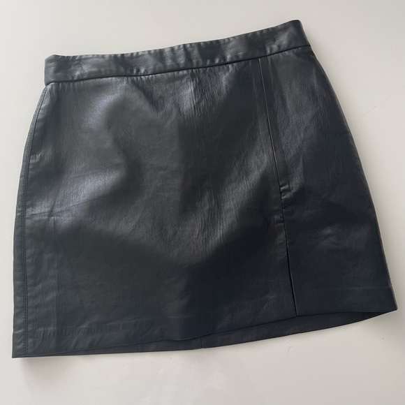SOLD. Aritzia Wilfred Patio Mini Skirt Vegan Leather Size 8 Black - Picture 4 of 9